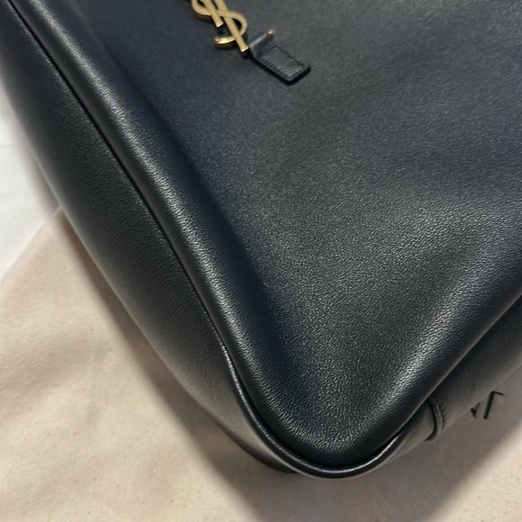 Saint Laurent LE 5 À 7 SUPPLE LARGE IN GRAINED LEATHER - Picture 6 of 9